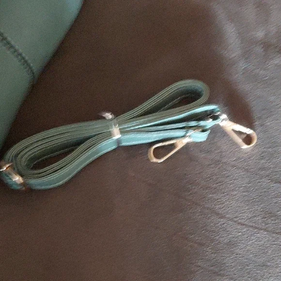 Elegant Green Leather Handbag - Picture 3 of 4